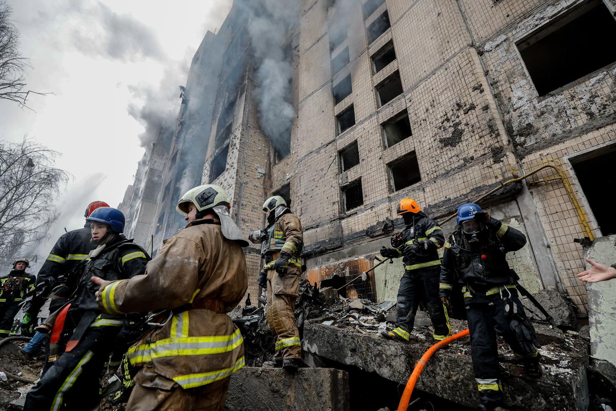 Rescuers work at the site of a damaged building after a missile strike in Kyiv, Ukraine, 02 January 2024. Photo: EPA-EFE/SERGEY DOLZHENKO