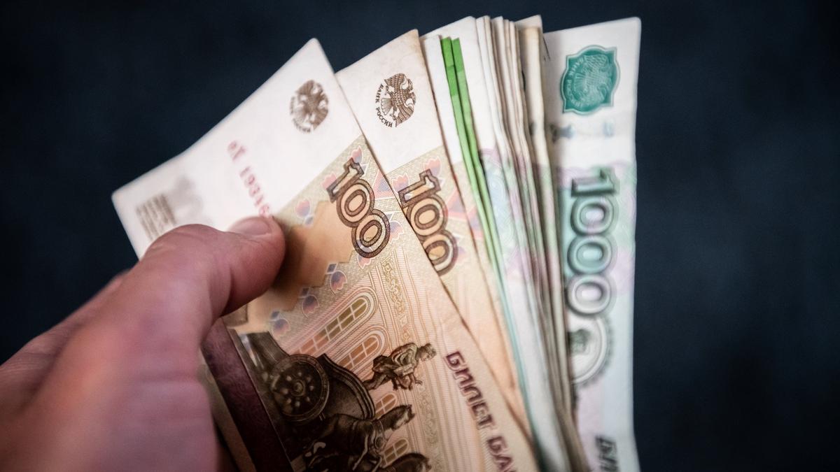Cashing in: Russia’s cash flow soars by almost €40 bn since Ukraine war began