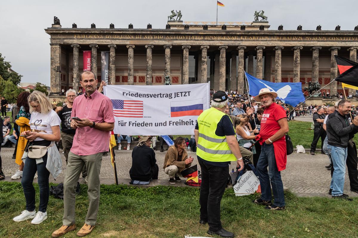 Представители АфД с на митинге с пророссийским плакатом в Берлине. Фото: Nicholas Muller / SOPA Images / LightRocket / Getty Images