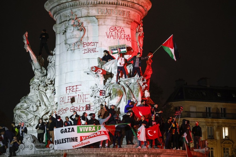 Протестующие на акции в поддержку Палестины в Париже, Франция, 19 октября 2023 года. Фото: EPA-EFE/YOAN VALAT