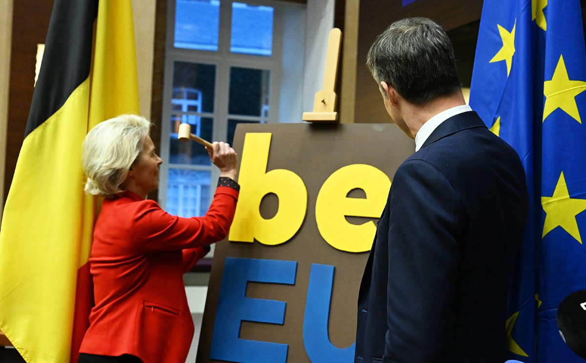 Председатель Комиссии ЕС Урсула фон дер Ляйен (слева) и премьер-министр Бельгии Александр де Кроо (справа) представляют логотип ЕС из бельгийского шоколада, 5 января 2024 года. Фото: Dursun Aydemir / Anadolu / Getty Images