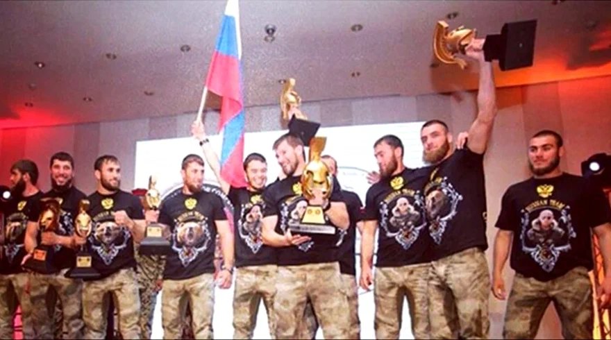 Даниил Мартынов среди чеченских спецназовцев после победы на соревнованиях в Иордании. Фото:  Яндекс Дзен