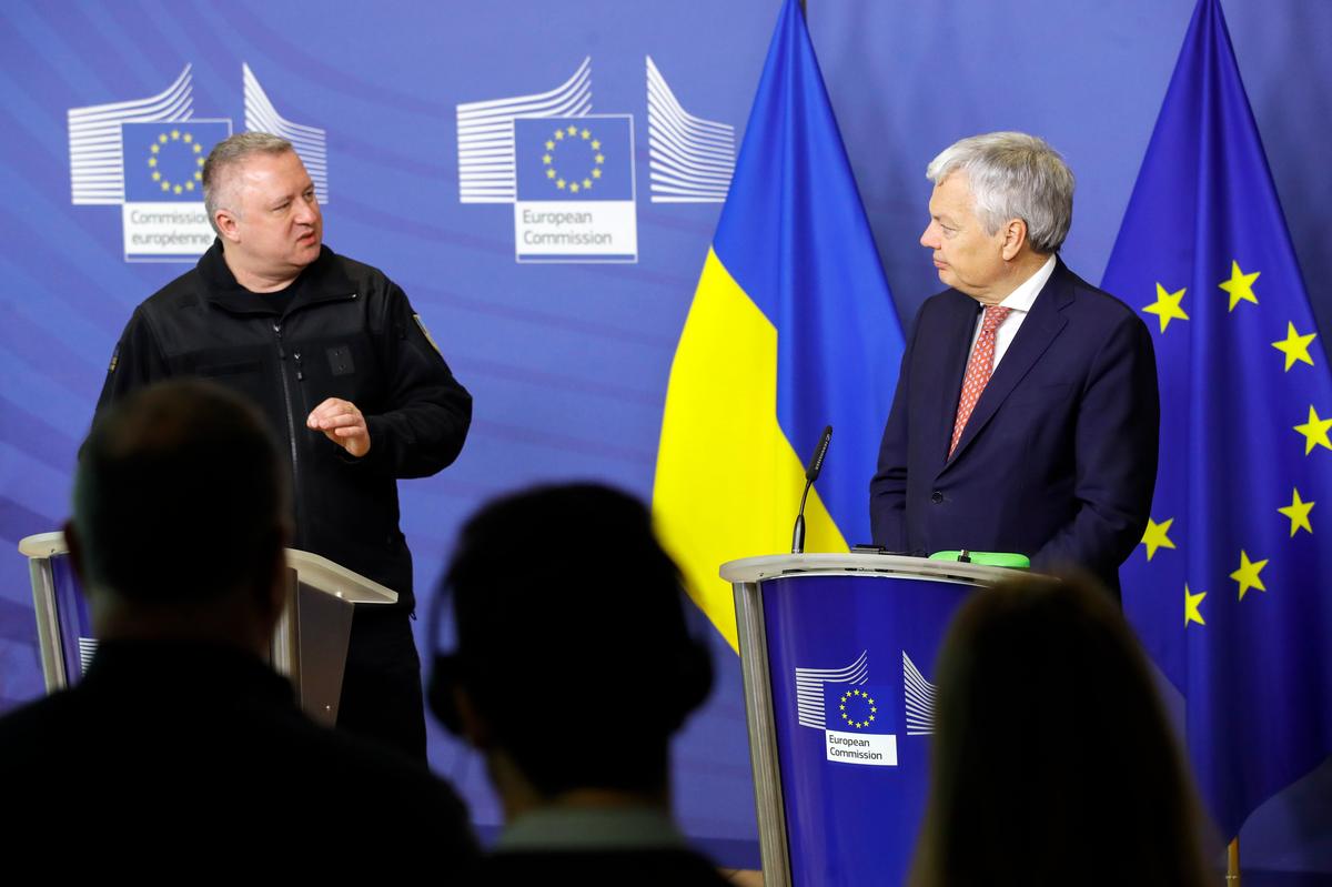 European Commissioner for Justice Didier Reynders (R) and Prosecutor General of Ukraine Andriy Kostin hold a Freeze and Seize Task Force press conference in Brussels, 17 February 2023. Photo: OLIVIER HOSLET
