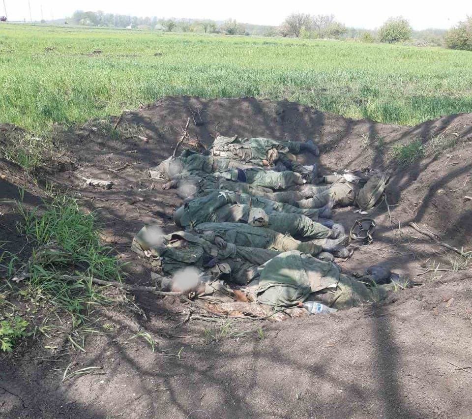 Брошенные тела российских солдат возле села Ольховка, апрель 2022 года, фото предоставлено офицером Харьковского гарнизона Денисом