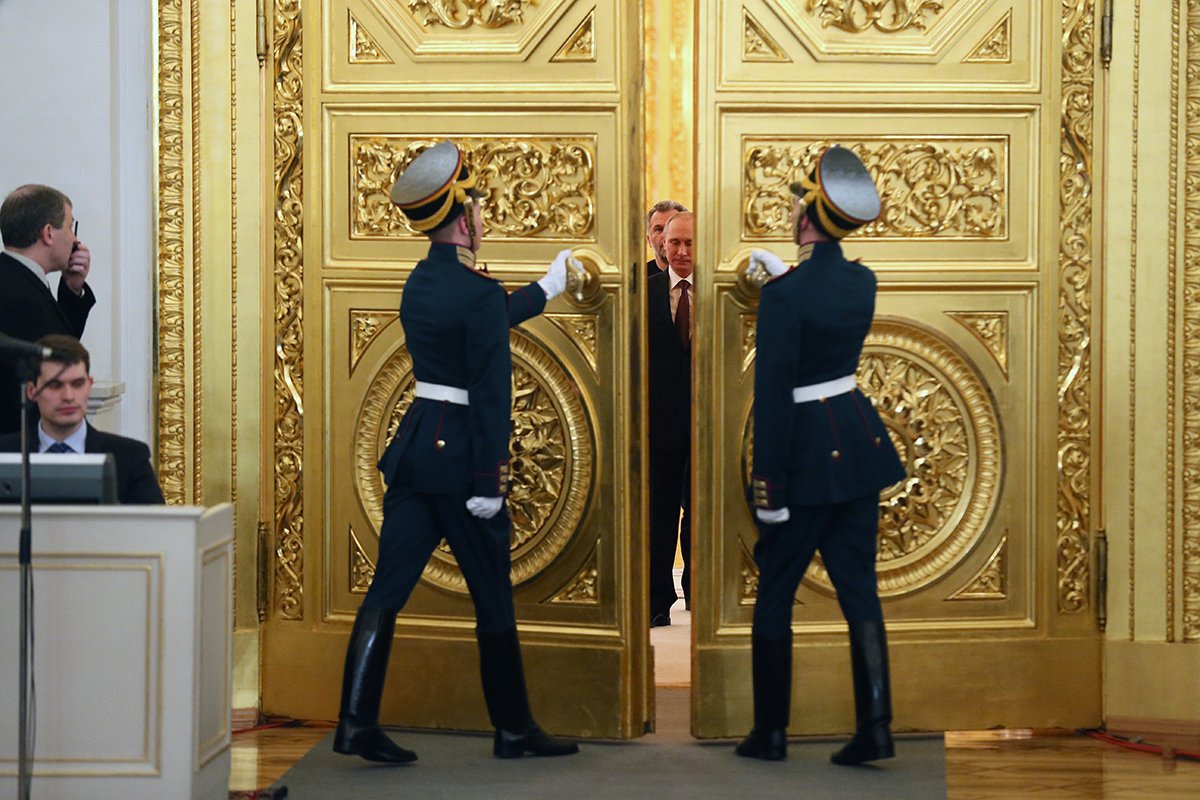 Владимир Путин входит в Большой Кремлевский дворец в Москве для подписания договора об аннексии Крыма Россией, 18 марта 2014 года. Фото: Сергей Ильницкий / EPA