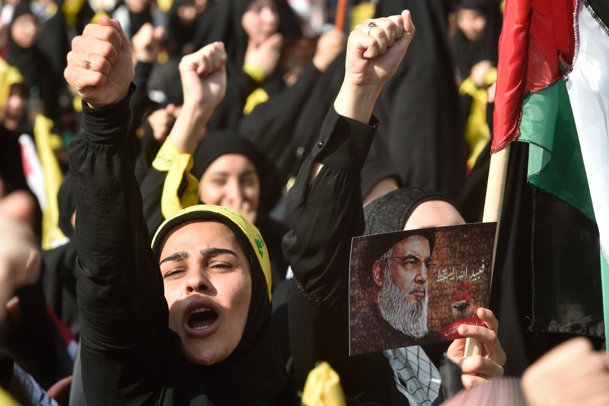 Сторонник «Хезболлы» держит фотографию лидера группировки Хасана Насраллы, собравшись перед его выступлением в южном пригороде Бейрута, Ливан, 3 ноября 2023 года. Фото: Wael Hamzeh / EPA-EFE