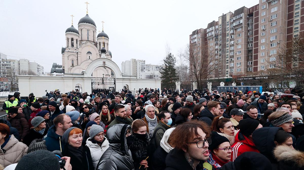 «Если мы не смогли его защитить, то надо хотя бы попрощаться». Как в Москве похоронили Алексея Навального. Видеорепортаж «Новой газеты Европа»