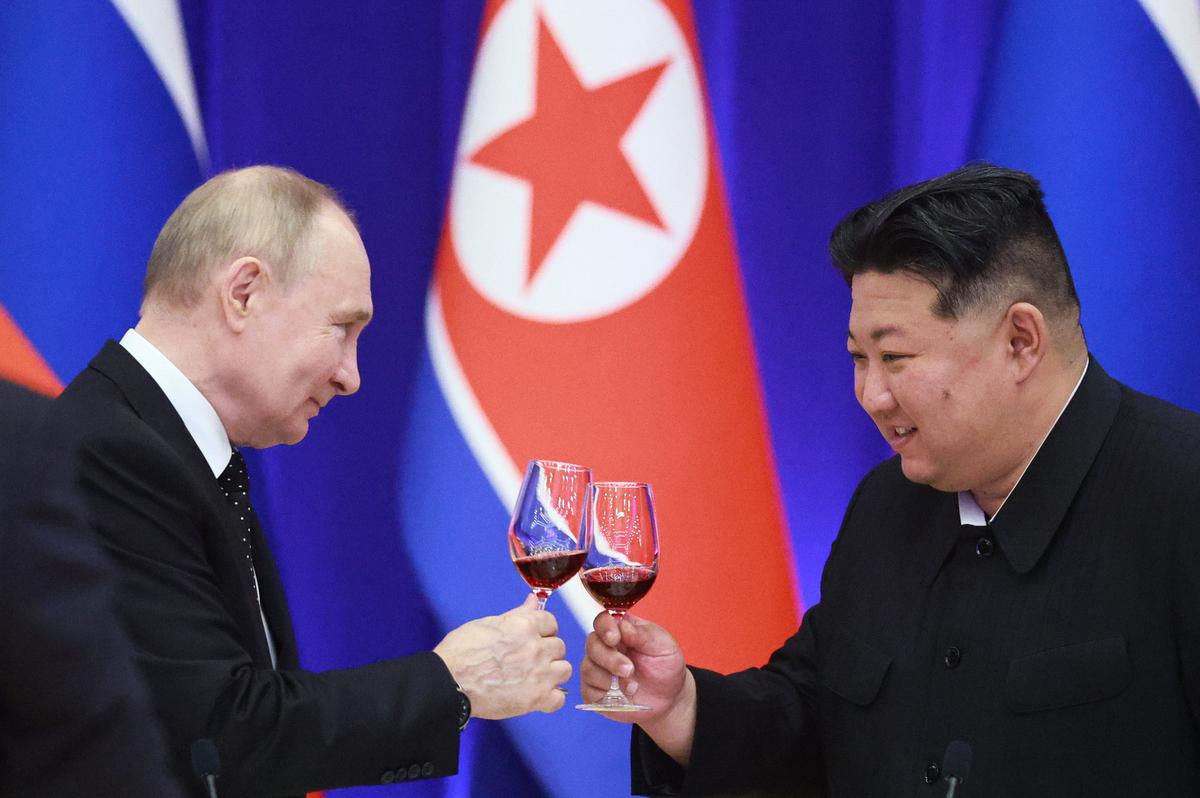 Vladimir Putin and North Korean leader Kim Jong Un make a toast in Pyongyang, North Korea, 19 June 2024. Photo: EPA-EFE / VLADIMIR SMIRNOV / SPUTNIK / KREMLIN POOL