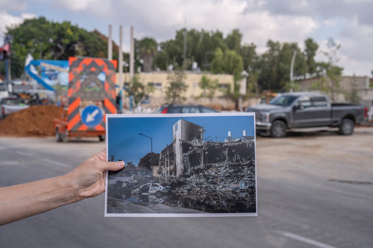 Фотография разрушенного полицейского участка в Сдероте после атаки боевиков ХАМАСа 7 октября 2023 года, сделаннаая на том же самом месте, 26 сентября 2024 года. Фото: Ilia Yefimovich / dpa / picture-alliance / Scanpix / LETA