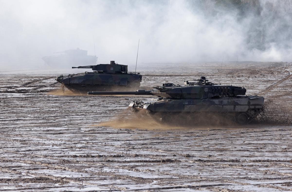 Боевой танк Leopard 2 (справа) и бронетранспортер Puma (слева) во время учений в Мюнстере, Германия. Фото: David Hecker/Getty Images