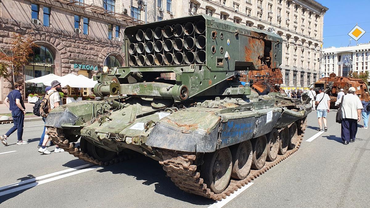 Burnt Russian military equipment on Khreshchatyk, where Putin was going to hold a parade. Kyiv, 24 August 2022. Photo by Jens Alstrup, exclusively for  Novaya Gazeta. Europe