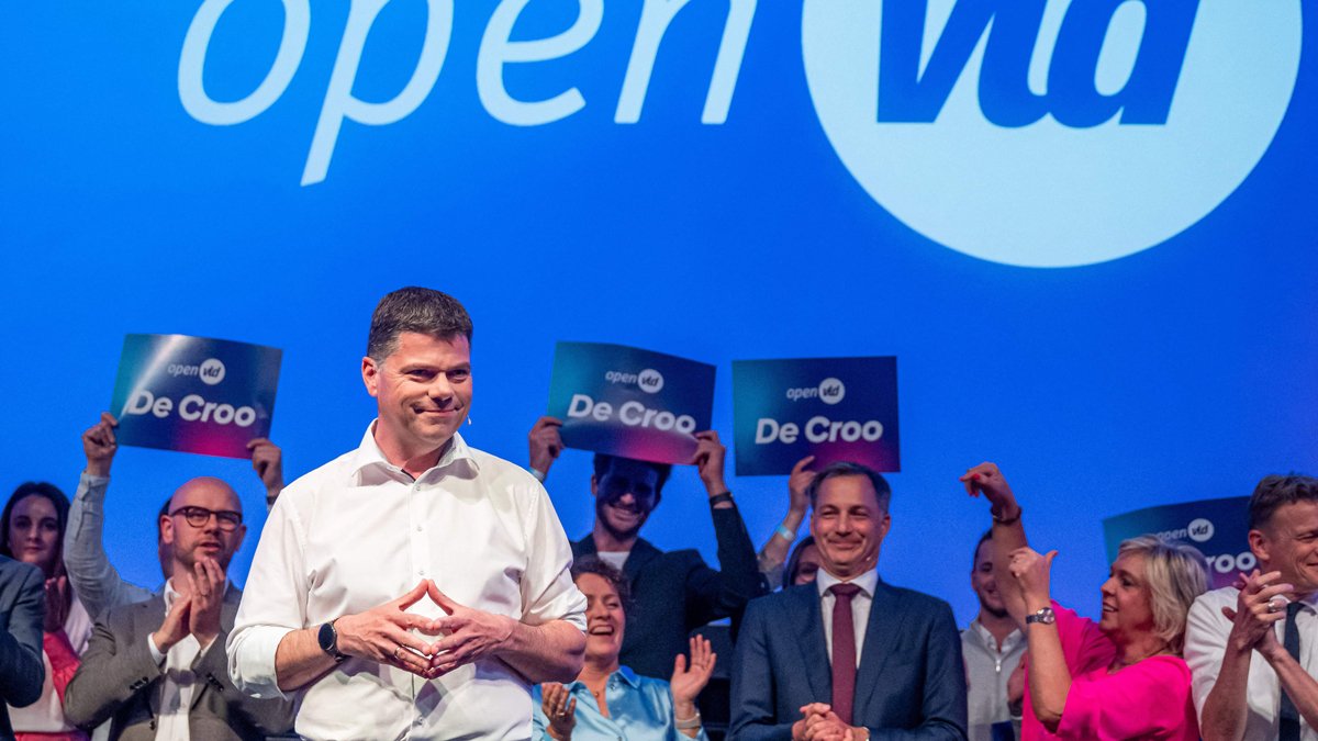 Председатель бельгийской политической партии «Открытые либералы и демократы» (Vld) Том Онгена во время предвыборной встречи в Линте, 5 июня 2024 года. Фото: Jonas Roosens / Belga / AFP / Scanpix / LETA
