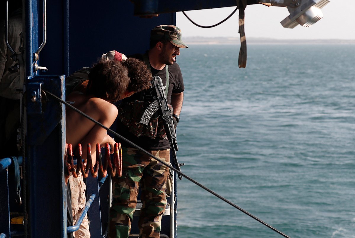 Боец Хути наблюдает за палубой грузового судна Galaxy Leader, захваченного Хути у берегов порта Аль-Салиф в Красном море, Йемен, 5 декабря 2023 года. Фото: Yahya Arhab / EPA-EFE