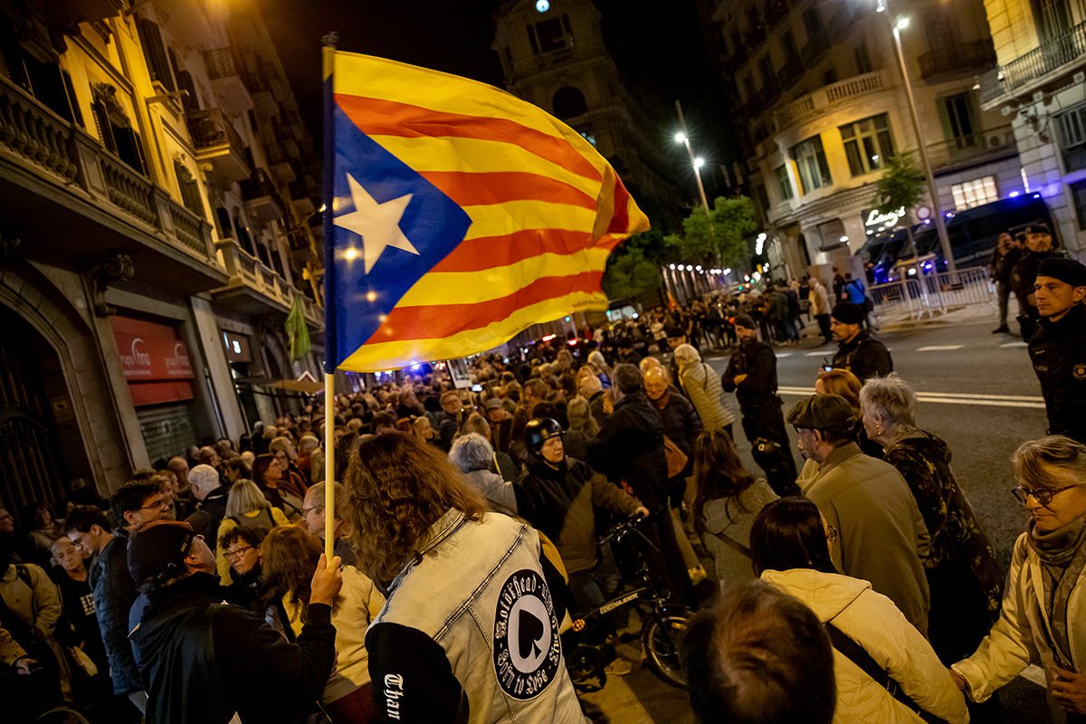 Столкновение борцов за независимость Каталонии и представителей испанских ультраправых партий в Барселоне 7 ноября 2023 года. Фото: Albert Llop / NurPhoto / Getty Images