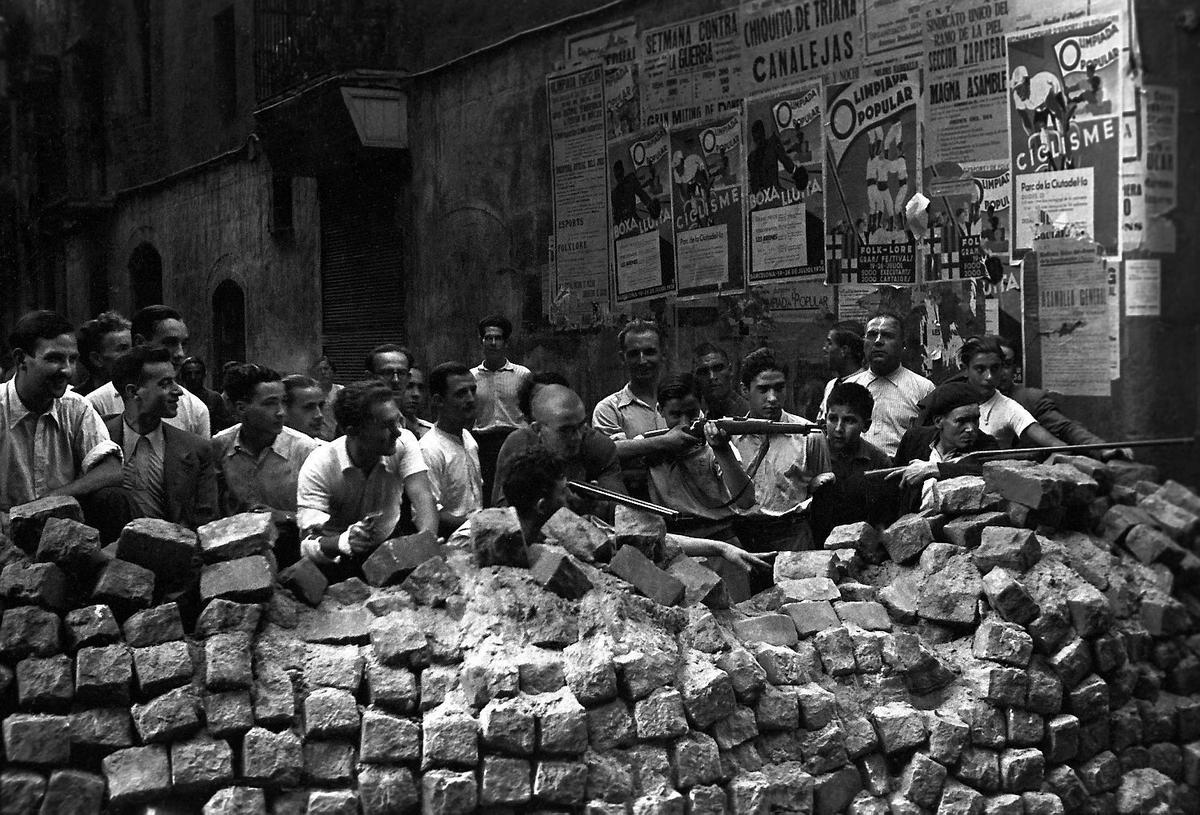 Барселона, 19 июля 1936 года. Баррикада после восстания националистов в Испании. Фото: Macesito / Wikimedia