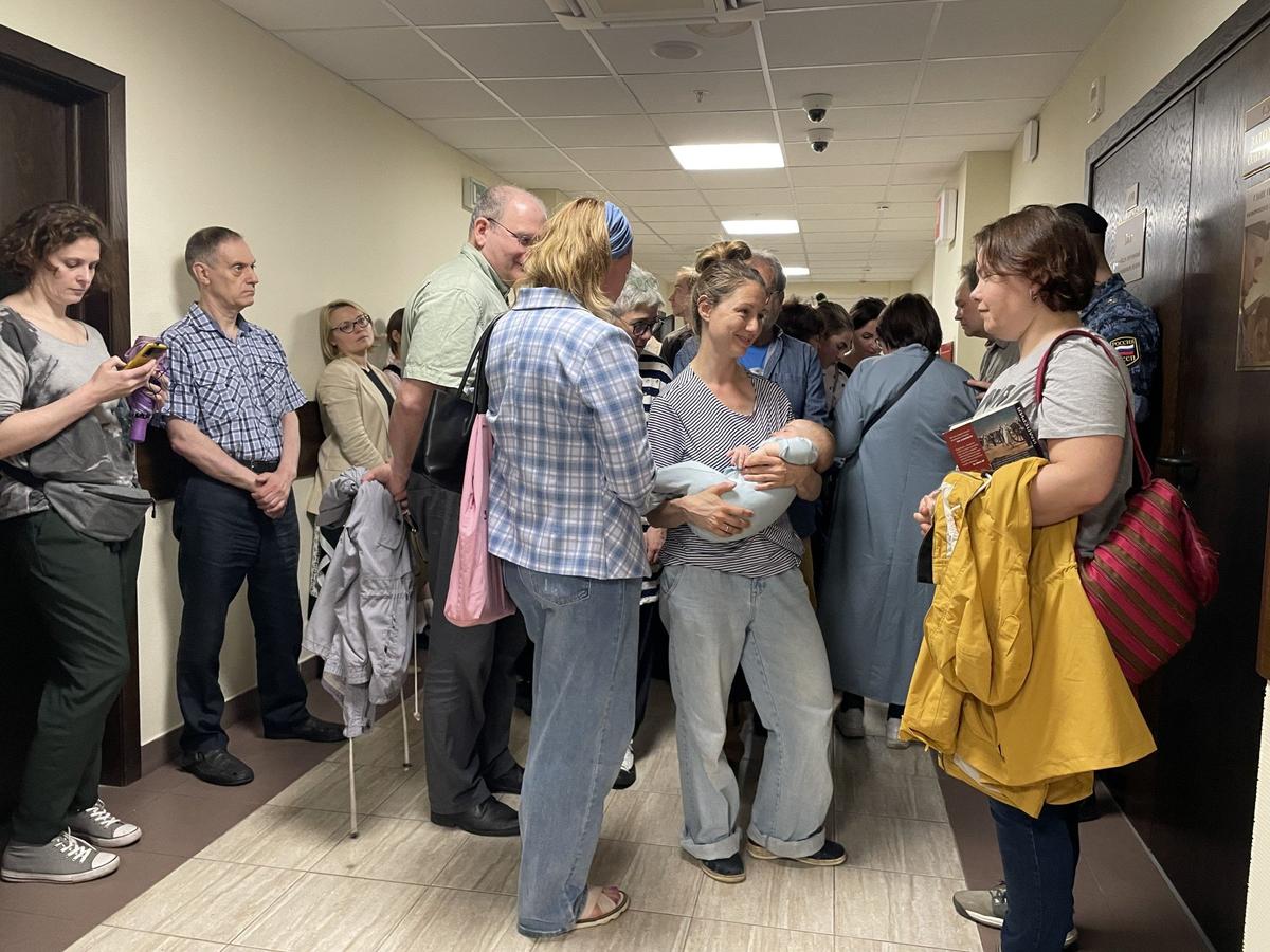 People that came to support Sergey Zuev in court. Pictured in the centre of the picture is his daughter Darya with her son Pavel. Photo: Vera Chelischeva, exclusively for Novaya Gazeta. Europe