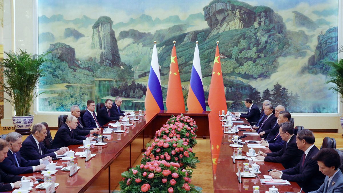 Delegacionet ruse dhe kineze në Sallën e Madhe të Popullit në Pekin, Kinë, 16 maj 2024. Foto: Konstantin Zavrazhin / Sputnik / Kremlin / EPA-EFE