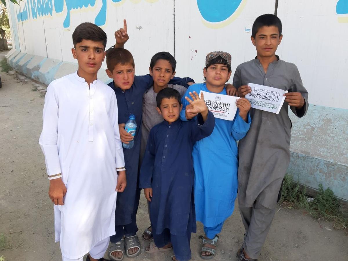 Афганские дети на праздновании второй годовщины взятия Кабула движением «Талибан». Фото: Руслан Сулейманов, специально для «Новой газеты Европа»