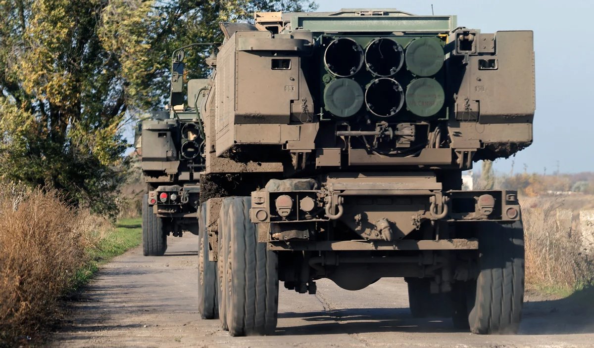 HIMARS multiple rocket launchers in Ukraine’s Kherson region, 29 October 2022. Photo: Hannibal Hanschke / EPA