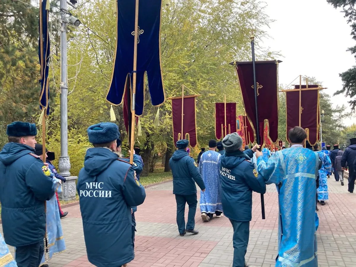 Emergency Ministry employees carry church banners during the religious procession. Photo by Irina Tumakova for Novaya Gazeta Europe