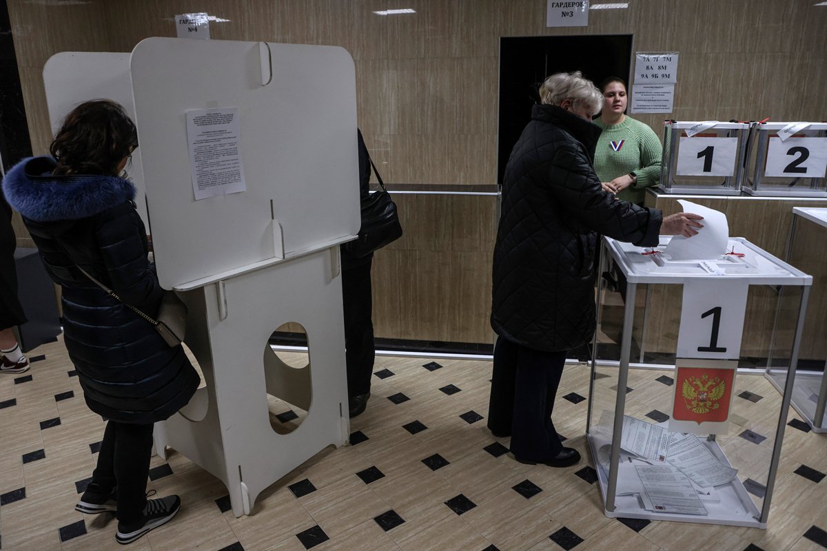 Голосование на избирательном участке в Москве, 17 марта 2024 года. Фото: Сергей Ильницкий / EPA-EFE