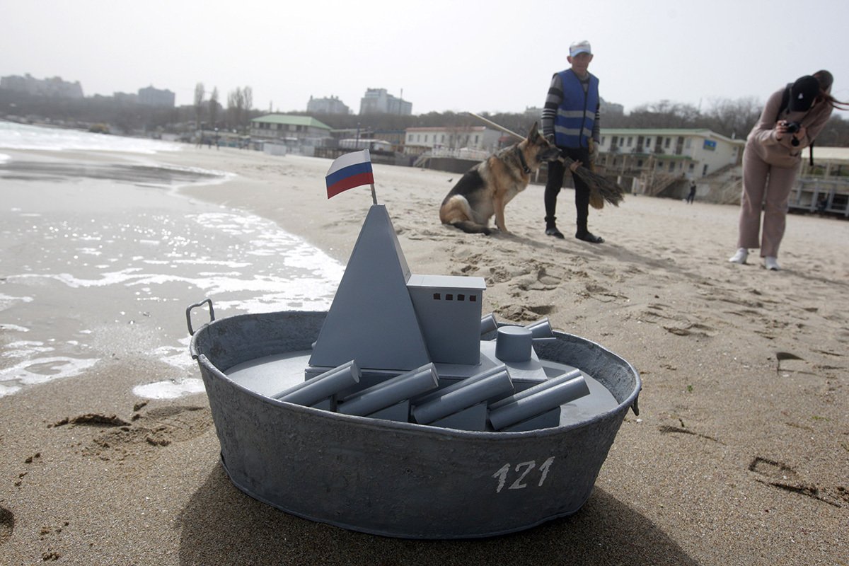 Макет «российского военного корабля» на пляже в Одессе, Украина, 1 апреля 2022 года. Фото: Stringer / NurPhoto / Getty Images