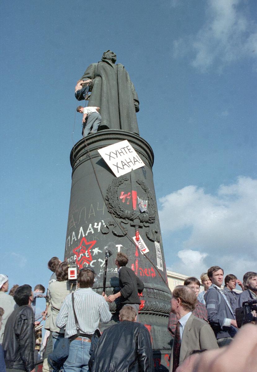 Памятник Феликсу Дзержинскому незадолго до демонтажа. Фото: Wikipedia