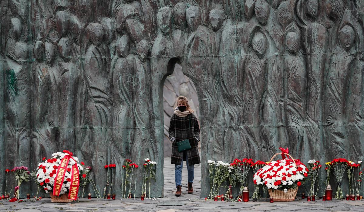 A woman at The Wall of Sorrow, a national memorial to victims of Soviet-era political repressions in Moscow, 30 October 2020. Photo: EPA-EFE / YURI KOCHETKOV