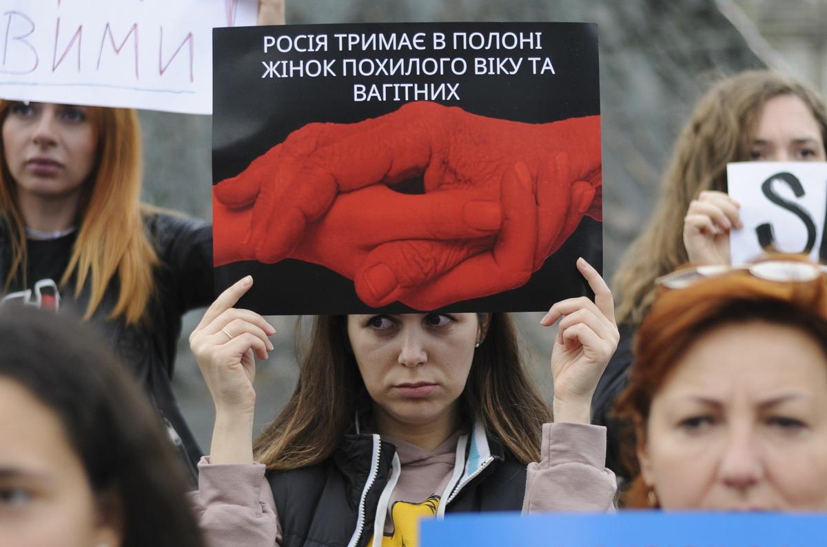 Участницы антивоенной акции во Львове, сентябрь 2022 года. Надпись на плакате: «Россия держит в плену пожилых и беременных женщин». Фото: EPA-EFE / MYKOLA TYS