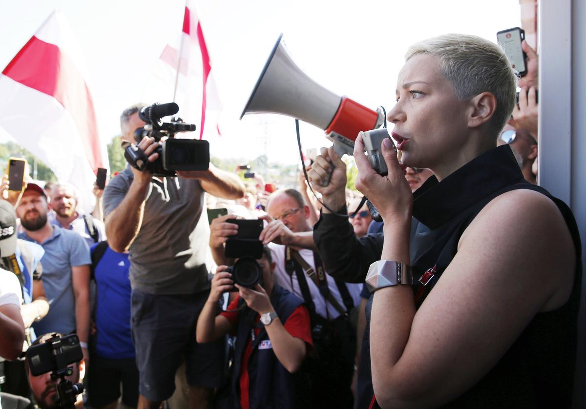 Maria Kalesnikava addresses an anti-government protest in Minsk, Belarus, 17 August 2020. Photo: EPA-EFE / TATYANA ZENKOVICH