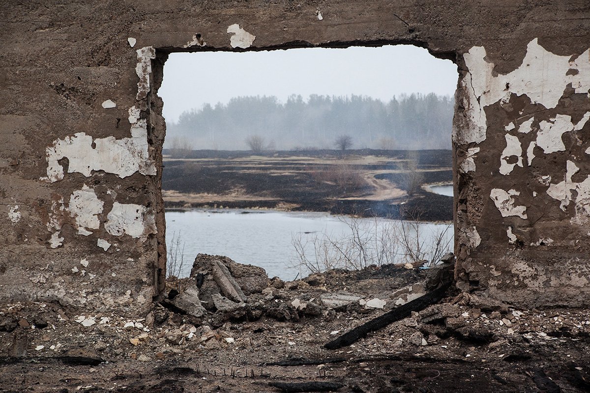 Вид на реку Сосьва из сгоревшей пожарной части при колонии. Фото: Николай Кожевников, специально для «Новой газеты Европа»