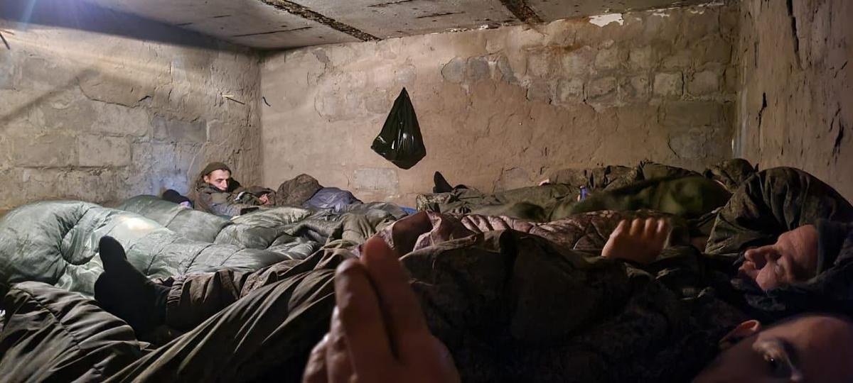 Фото: удерживаемые в подвале военнослужащие/Павел Чиков