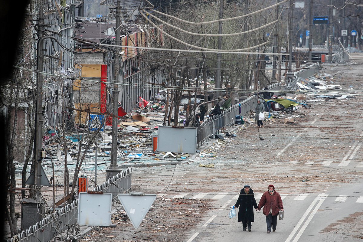 Горожане среди разрушений на проспекте Мира, 12 апреля 2022 года. Фото: Сергей Ильницкий / EPA-EFE