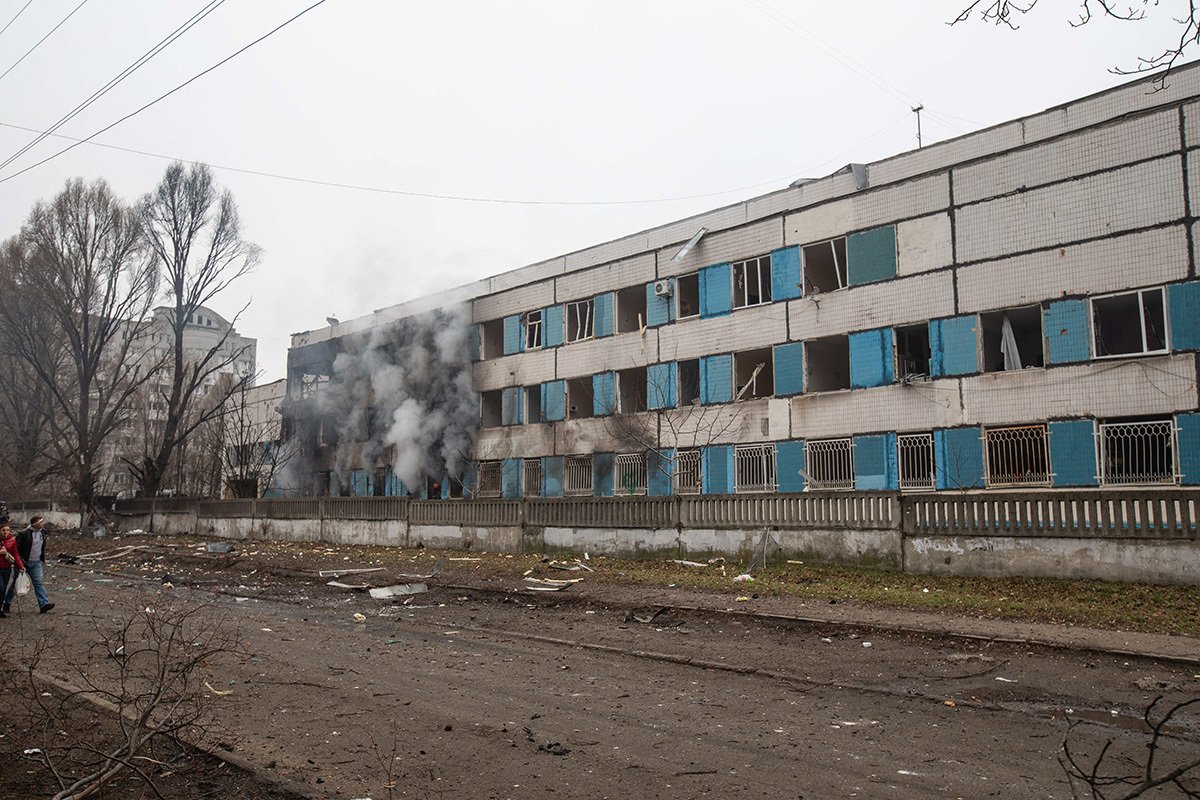 Вид на поврежденное здание после российского удара по центру города в Днепре, 29 декабря 2023 года. Фото: Арсен Дзодзаев / Anadolu / Vida Press