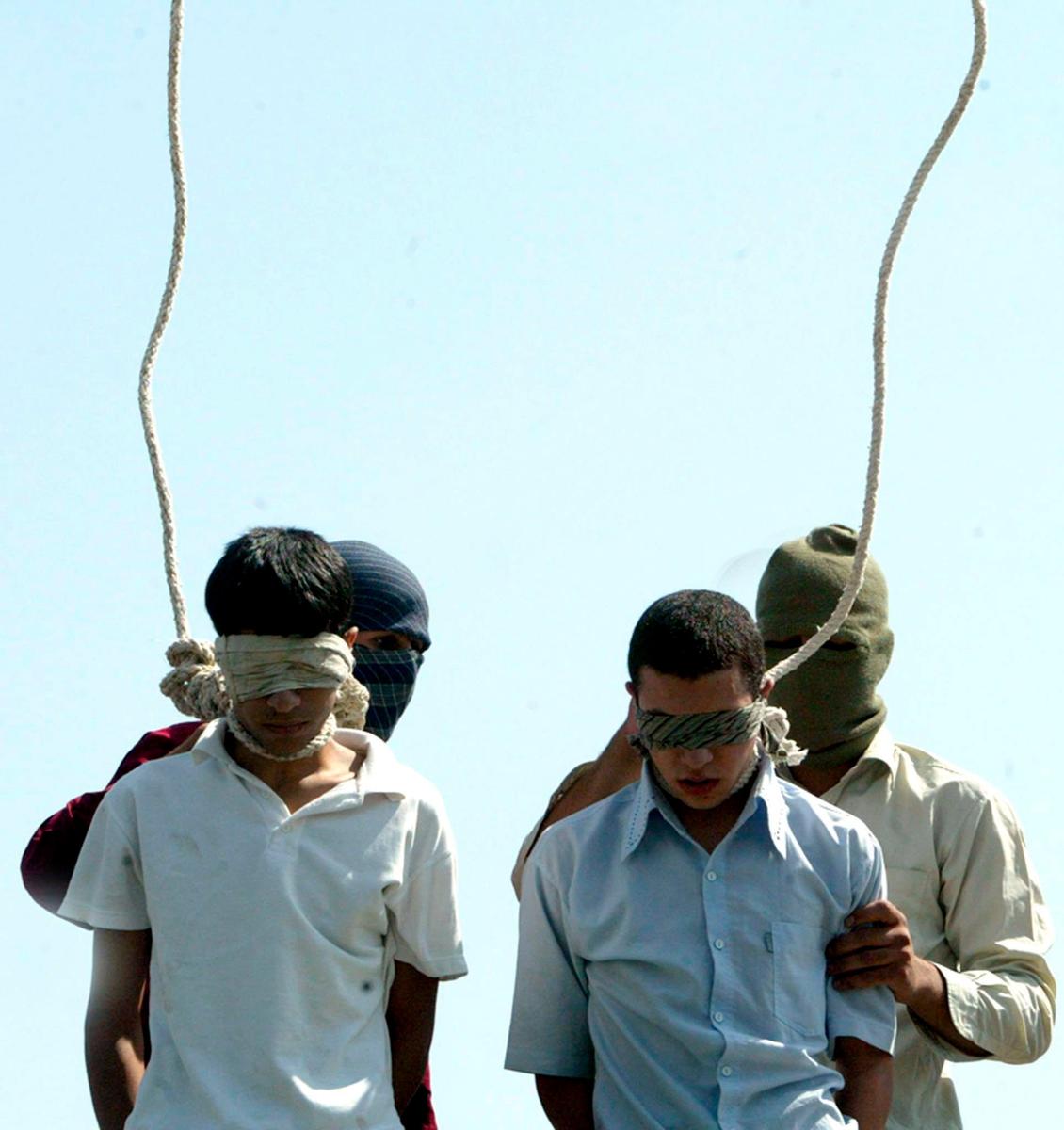 Иранские подростки Махмуд Асгари и Аяз Мархони публично повешены в городе Машад на северо-востоке Ирана. 2005 г. Фото: EPA/STRINGER