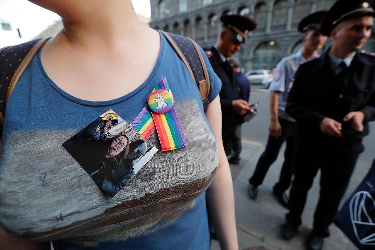 Российские активисты сообщества ЛГБТ принимают участие в акции памяти убитой Елены Григорьевой на Невском проспекте в Санкт-Петербурге, Россия, 23 июля 2019 года. Фото: Анатолий Мальцев / EPA-EFE