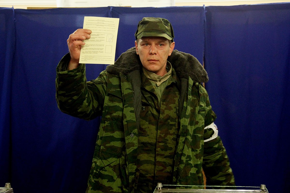 Член пророссийских сил самообороны показывает свой бюллетень на избирательном участке в Севастополе, Крым, Украина, 16 марта 2014 года. Фото: Зураб Курцикидзе / EPA