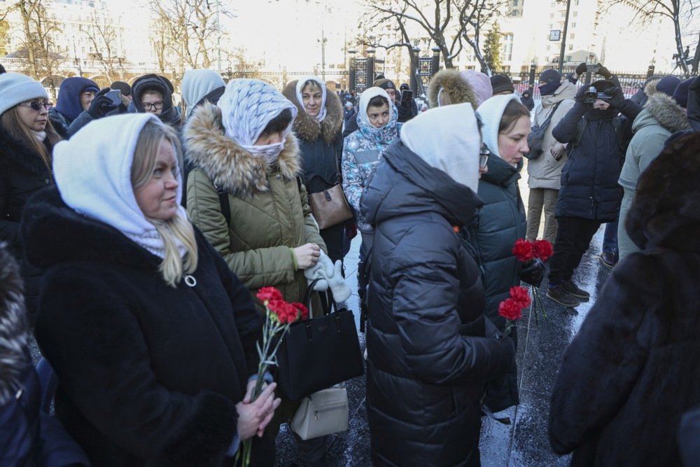 Wives of Russian servicemen men lay flowers at the Tomb of Unknown Soldiers in Moscow, 13 January 2024. Photo: EPA-EFE/SERGEI ILNITSKY