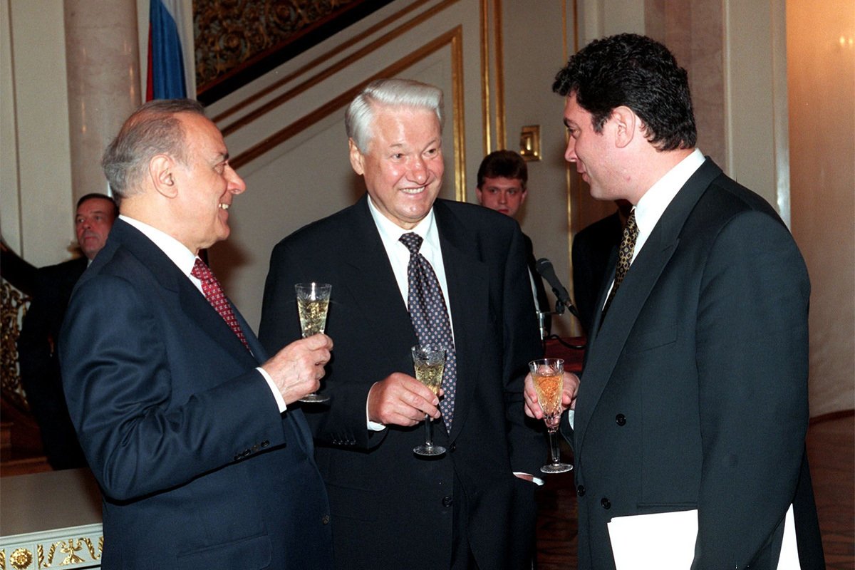 Президенты Борис Ельцин, Гейдар Алиев и первый вице-премьер Борис Немцов во время церемонии подписания договора в Кремле, Москва, 3 июля 1997 года. Фото: Sovfoto / Univ