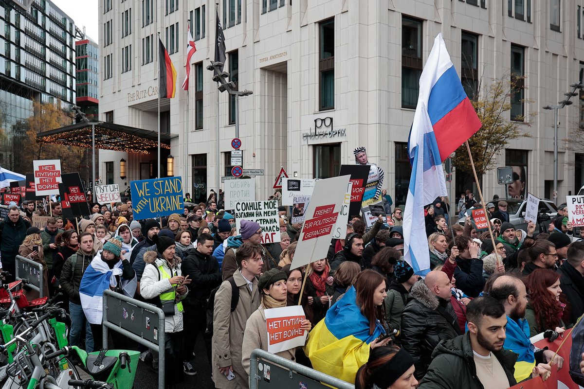 Антивоенный митинг россиян в Берлине, 17 ноября 2024 года. Фото Василия Крестьянинова