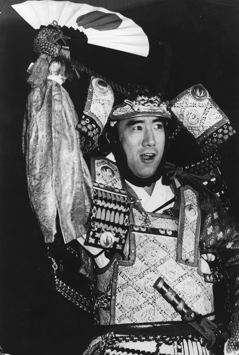 Юкио Мисима в традиционном костюме самурая. Фото: Keystone / Getty Images