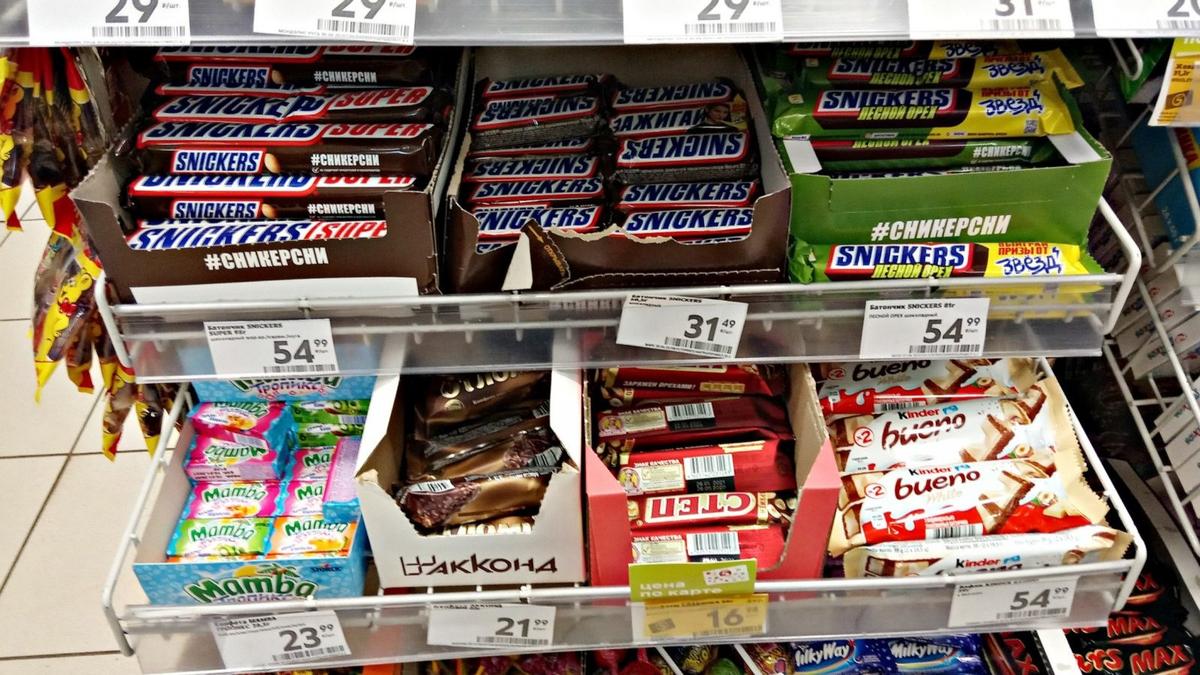 В «Пятерочках» и «Перекрестках» перестанут продавать батончики Snickers, Twix и Bounty. Их заменят на аналоги
