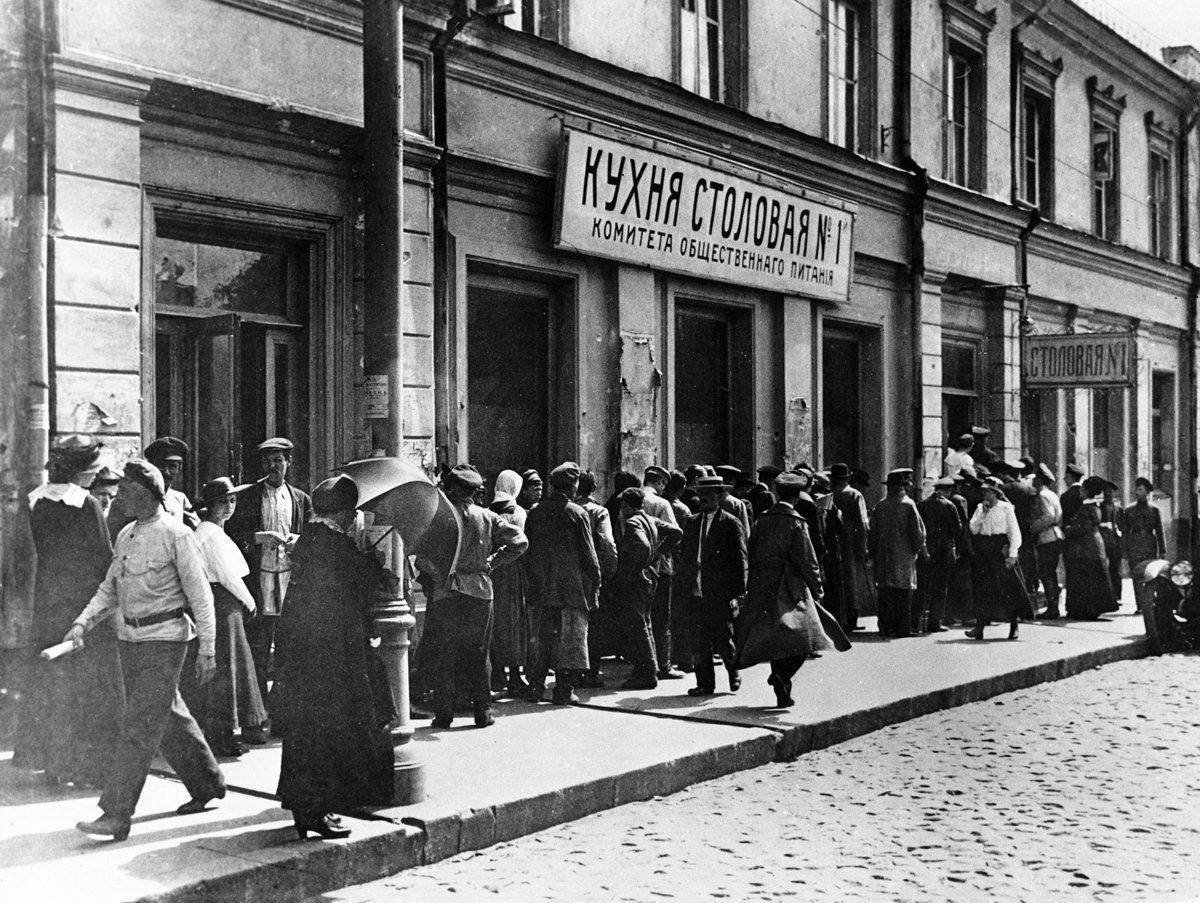 Очередь в общественную столовую в Москве, 1921 год. Фото: Sovfoto / Universal Images Group / Shutterstock / Rex Features / Vida Press