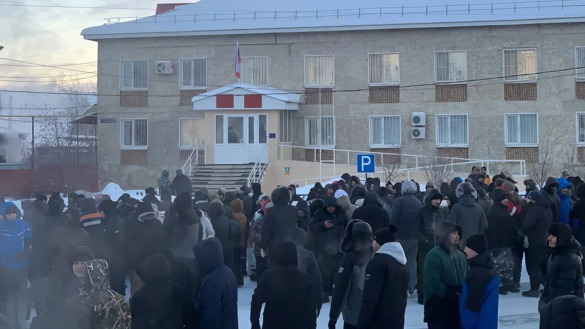 Люди у Баймакского районного суда, где судили Фаиля Алсынова. Фото: Однажды в Башкирии / Telegram