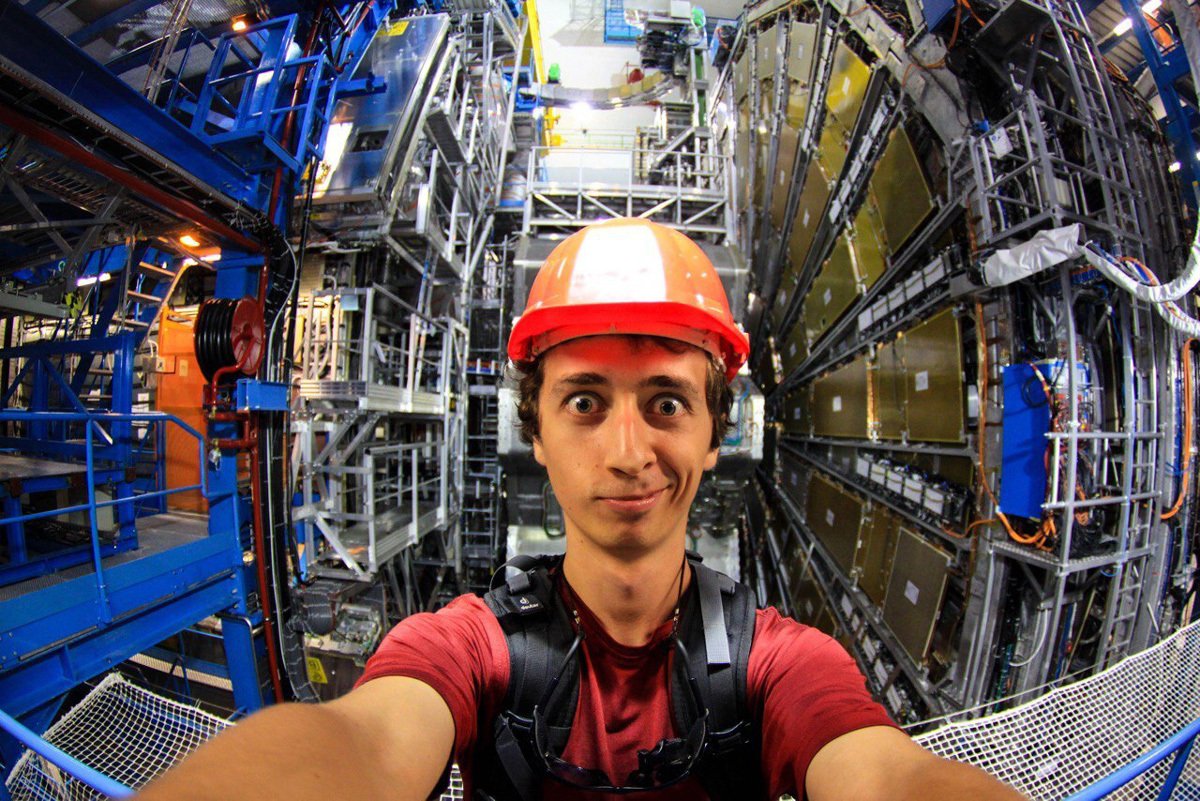 Андрей Серяков во время работы в составе научной команды СПбГУ на Большом адронном коллайдере в ЦЕРНе (CERN — Европейский совет ядерных исследований). Фото из личного архива