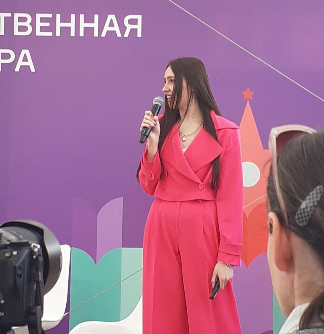Тория Дрим выступает на книжном фестивале «Красная площадь». Фото: соцсети