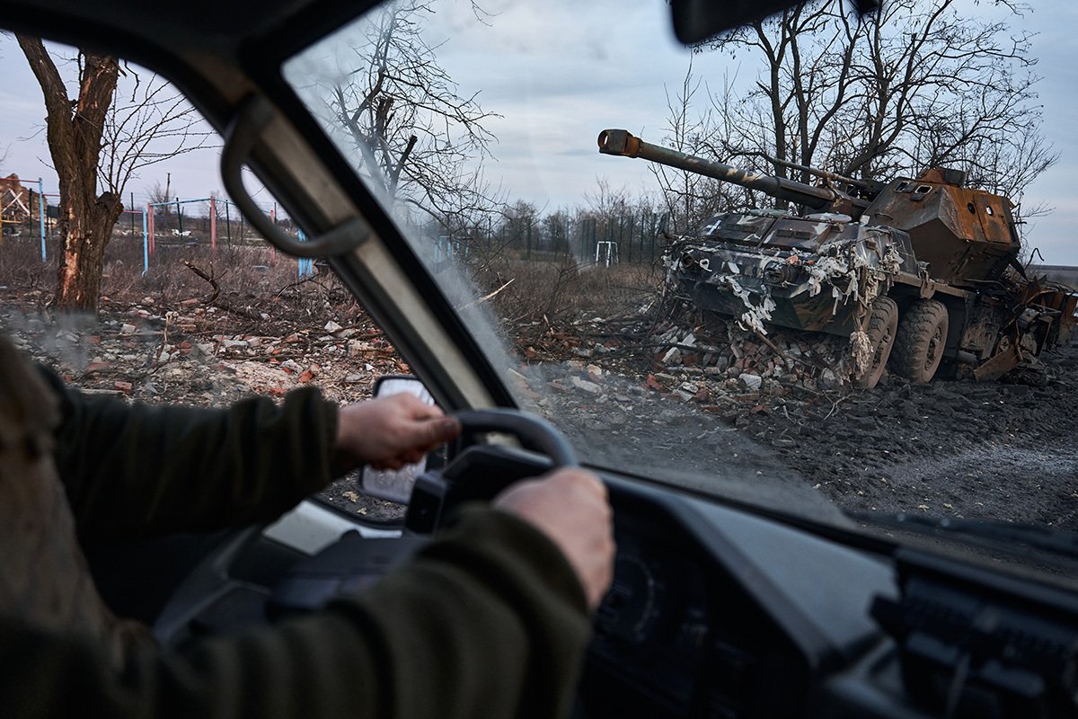 Разрушенная военная техника на дороге в Авдеевке, 14 февраля 2024 года. Фото: Константин Либеров / Libkos / Getty Images