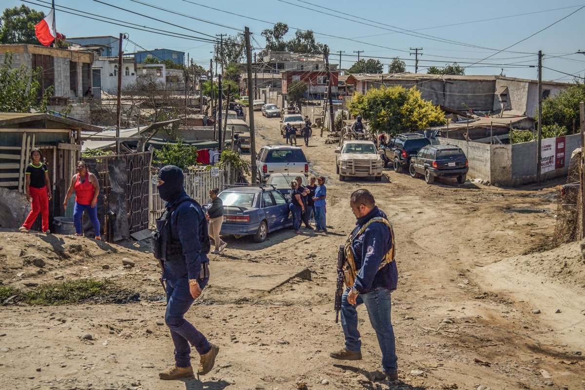 Полицейские патрулируют территорию возле миграционного центра в Тихуане, Мексика, 28 сентября 2021 года. Фото: Joebeth Terriquez / EPA-EFE