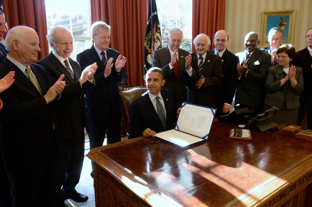 Барак Обама подписал законопроект «Об ответственности и верховенстве закона» имени Сергея Магнитского. США, Вашингтон, 14 декабря 2012 г. Фото: EPA/MICHAEL REYNOLDS
