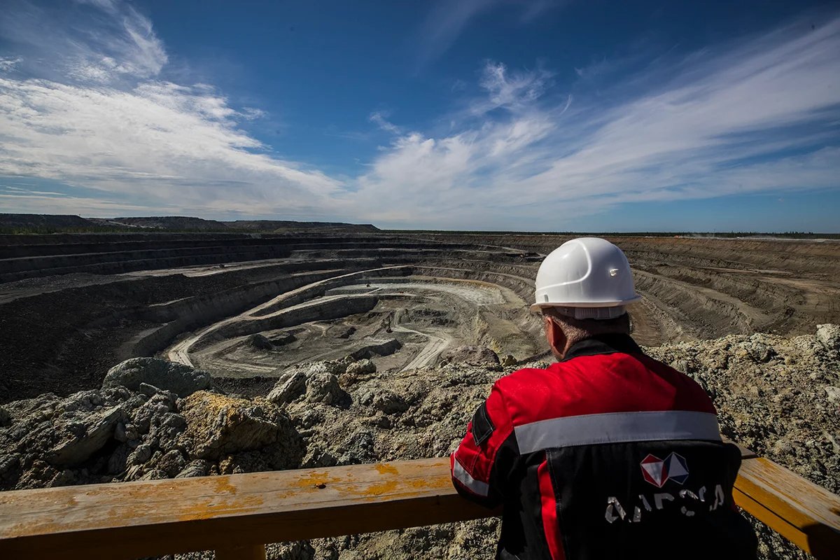 A worker stands in front of an open pit mine near the town of Mirny, Yakutia, 20 June 2019. Photo: Sergey Ilnitsky / EPA-EFE